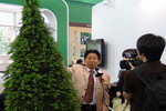 章光101集团董事长赵章光介绍参展的红豆杉种植项目